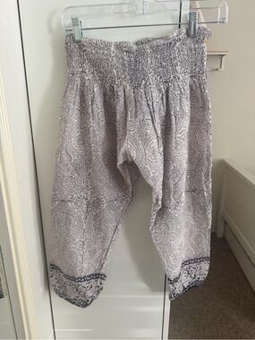 Alicia Bell Kids Boho Smocked Printed Harem Pants in White/Navy. Size 12 (kids)